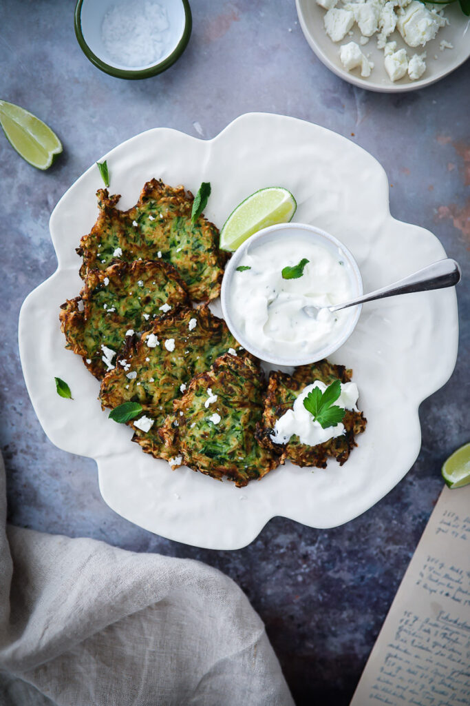 Rezept für Zucchini-Puffer mit Minze und Feta courgette zucchini fritters rösti vegetarisches mittagessen schnelles rezept familienessen gemüse rezept zuckerzimtundliebe foodstyling feedfeed 