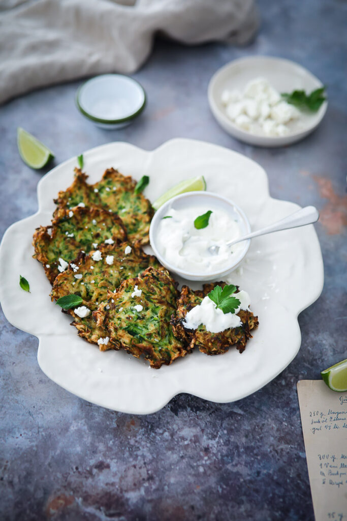 Rezept für Zucchini-Puffer mit Minze und Feta courgette zucchini fritters rösti vegetarisches mittagessen schnelles rezept familienessen gemüse rezept zuckerzimtundliebe foodstyling feedfeed 