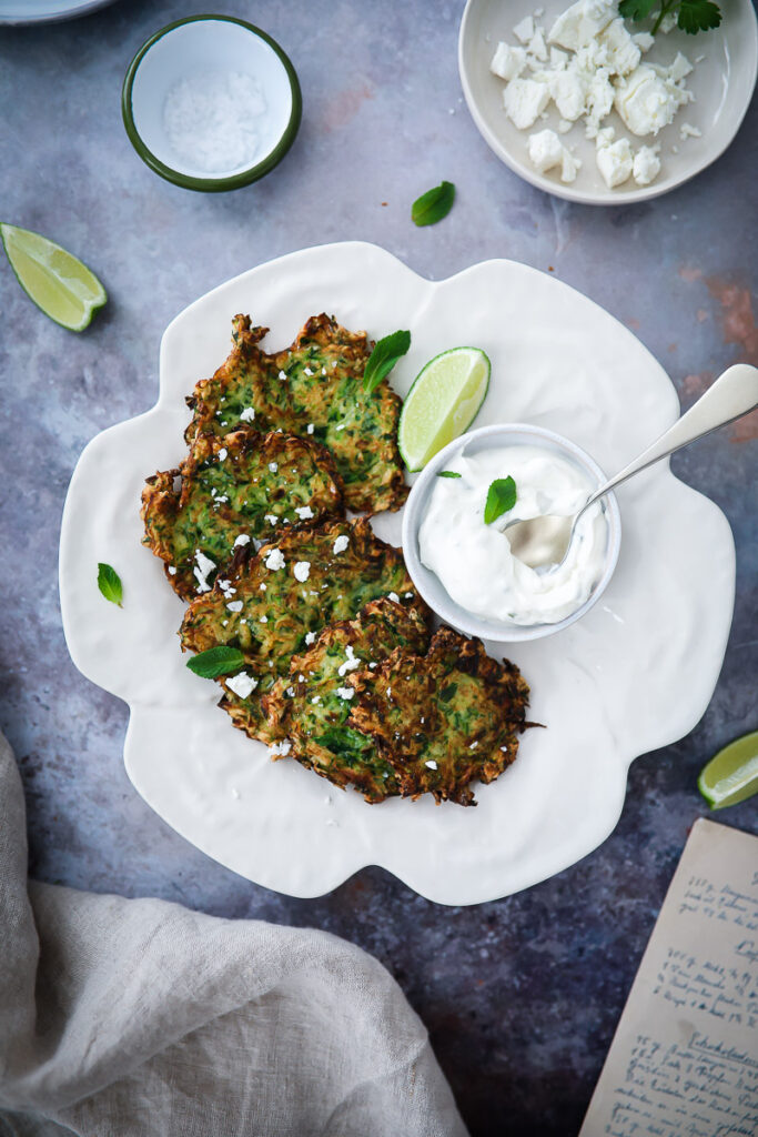 Rezept für Zucchini-Puffer mit Minze und Feta courgette zucchini fritters rösti vegetarisches mittagessen schnelles rezept familienessen gemüse rezept zuckerzimtundliebe foodstyling feedfeed 