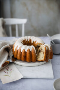 Rezept für Zimtschnecken-Gugelhupf cinnamon swirl bundt cake cinnamon glaze Zimtguss Zimtglasur einfacher Napfkuchen aus Rührteig Zimtschneckenkuchen zuckerzimtundliebe backblog bundt of the week bakefeed feedfeed bester gugelhupf nordic ware backform