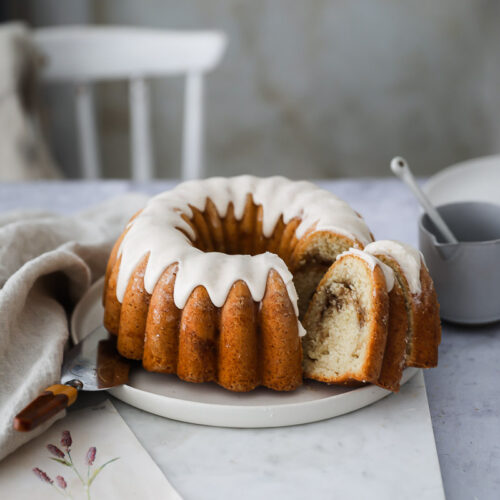 Rezept für Zimtschnecken-Gugelhupf cinnamon swirl bundt cake cinnamon glaze Zimtguss Zimtglasur einfacher Napfkuchen aus Rührteig Zimtschneckenkuchen zuckerzimtundliebe backblog bundt of the week bakefeed feedfeed bester gugelhupf nordic ware backform