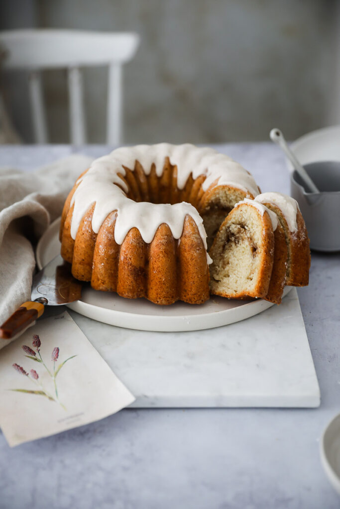 Rezept für Zimtschnecken-Gugelhupf cinnamon swirl bundt cake cinnamon glaze Zimtguss Zimtglasur einfacher Napfkuchen aus Rührteig Zimtschneckenkuchen zuckerzimtundliebe backblog bundt of the week bakefeed feedfeed bester gugelhupf nordic ware backform