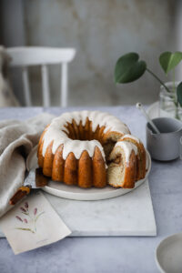 Rezept für Zimtschnecken-Gugelhupf cinnamon swirl bundt cake cinnamon glaze Zimtguss Zimtglasur einfacher Napfkuchen aus Rührteig Zimtschneckenkuchen zuckerzimtundliebe backblog bundt of the week bakefeed feedfeed bester gugelhupf nordic ware backform