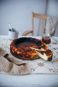 Basque Burnt Cheesecake Rezept Baskischer Käsekuchen ohne Boden feedfeed food52 bakefeed foodstyling zuckerzimtundliebe backblog
