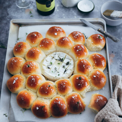 Brioche Brötchenkranz mit gebackenem Camembert und Mumm Chardonnay Wein zuckerzrimtundliebe baked camembert brioche bread rolls wreath recipe partybrrötchen rezept zuckezimtundliebe backblog foodblog foodstyling feedfeed bakefeed