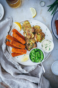 Rezept für Crispy Potatoes mit Erbsenpüree und Veggie Stäbchen von Fisch vom Feld veganes vegetarisches Mittagessen fish and chips rezept quetschkartoffeln
