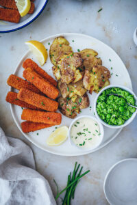 Rezept für Crispy Potatoes mit Erbsenpüree und Veggie Stäbchen von Fisch vom Feld veganes vegetarisches Mittagessen fish and chips rezept quetschkartoffeln