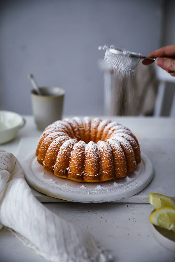 Rezept für soften Zitronen-Joghurt Kuchen - ein einfacher italienischer Ciambella aus italie italian lemon yogurt cake recipe zuckerzimtundliebe bakefeed feedfeed food52 einfache kuchenrezepte