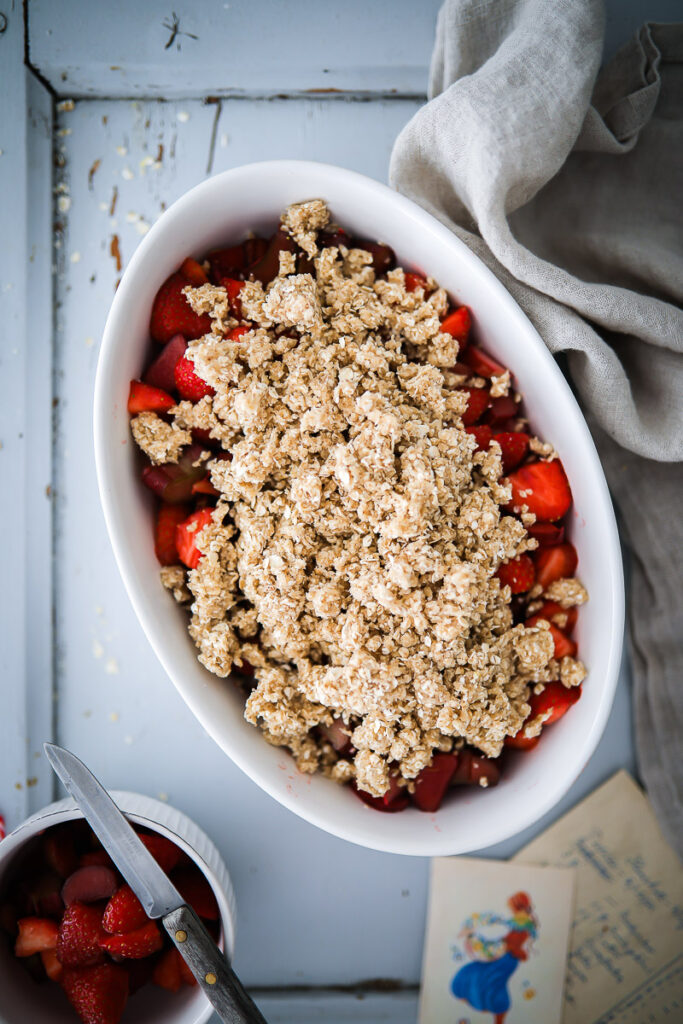 Rezept für Erdbeer-Rhabarber Crumble strawberry rhubarb crumble crisp recipe haferflocken crumble rezept erdbeerrezept rhabarberrezept foodstyling zuckerzimtundliebe food photography feedfeed bakefeed 