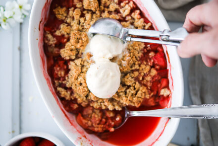 Rezept für Erdbeer-Rhabarber Crumble strawberry rhubarb crumble crisp recipe haferflocken crumble rezept erdbeerrezept rhabarberrezept foodstyling zuckerzimtundliebe food photography feedfeed bakefeed