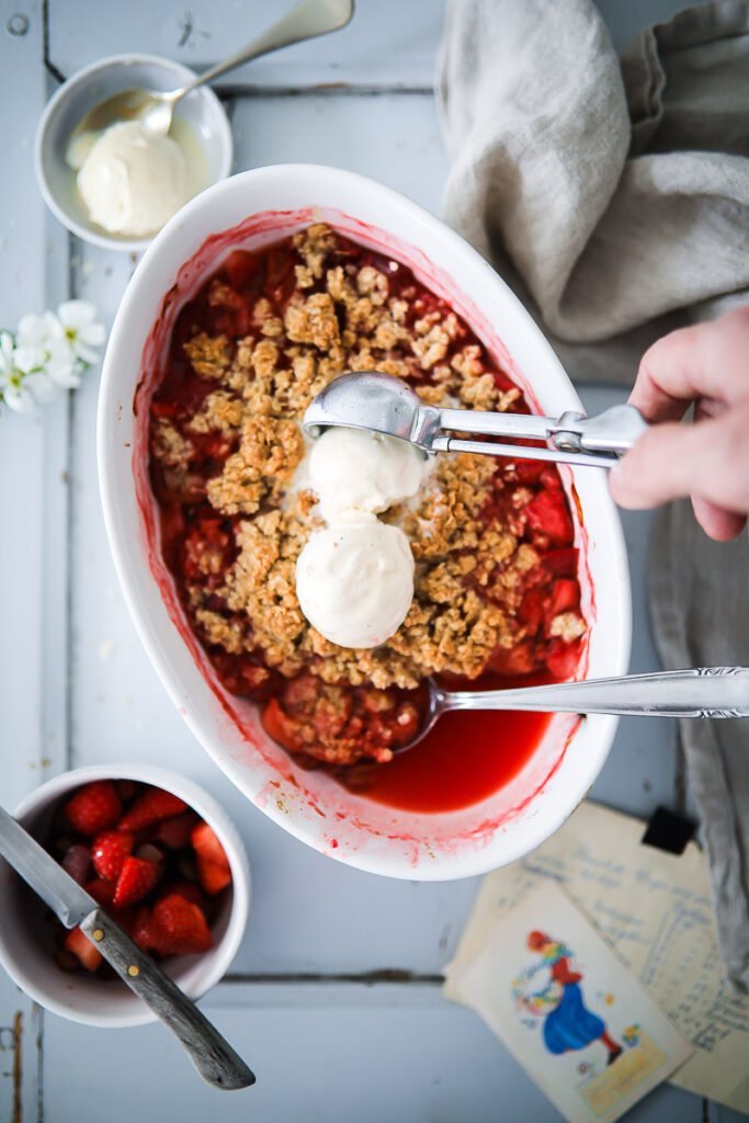 Rezept für Erdbeer-Rhabarber Crumble strawberry rhubarb crumble crisp recipe haferflocken crumble rezept erdbeerrezept rhabarberrezept foodstyling zuckerzimtundliebe food photography feedfeed bakefeed 