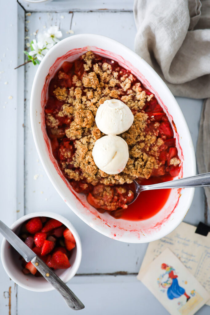 Rezept für Erdbeer-Rhabarber Crumble