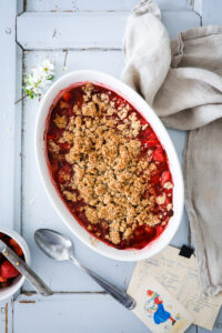 Rezept für Erdbeer-Rhabarber Crumble strawberry rhubarb crumble crisp recipe haferflocken crumble rezept erdbeerrezept rhabarberrezept foodstyling zuckerzimtundliebe food photography feedfeed bakefeed