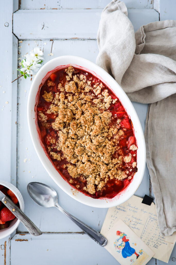 Rezept für Erdbeer-Rhabarber Crumble strawberry rhubarb crumble crisp recipe haferflocken crumble rezept erdbeerrezept rhabarberrezept foodstyling zuckerzimtundliebe food photography feedfeed bakefeed 