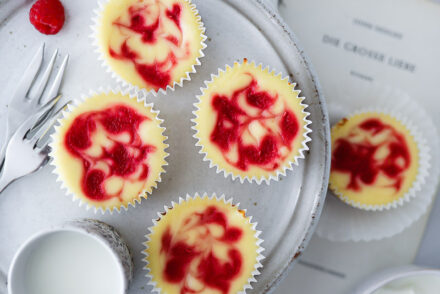 Raspberry Swirl Cheesecake Muffins Rezept - kleine Käsekuchen mit Himbeeren raspberry swirl cheesecake einfacher käsekuchen frischkäse foodstyling food photography feedfeed bakefeed zuckerzimtundliebe backblog