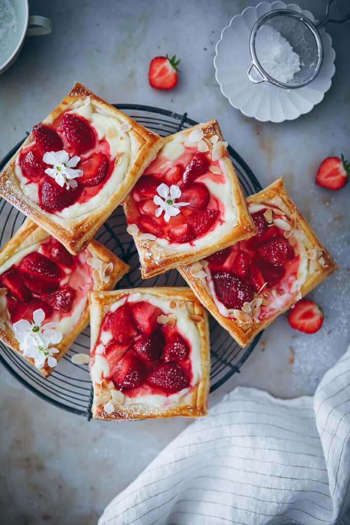 Erdbeer-Cheesecake Tartes aus Blätterteig strawberry cream cheese puff pastry danish foodblog zuckerzimtundliebe einfacher erdbeerkuchen erdbeertarte erdbeerrezepte thekitchn thebakefeed feedfeed donnahay