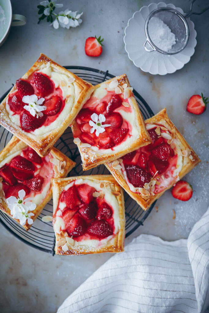 Erdbeer-Cheesecake Tartes aus Blätterteig