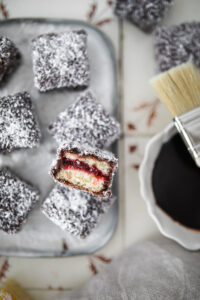 Lamingtons Rezept Recipe Australian cake Foodstyling kokoskuchen kinder kuchen würfel schokoglasur kokosnuss food photo bakefeed gourmet traveller feedfeed zuckerzimtundliebe backblog