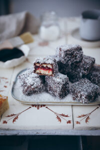 Lamingtons Rezept Recipe Australian cake Foodstyling kokoskuchen kinder kuchen würfel schokoglasur kokosnuss food photo bakefeed gourmet traveller feedfeed zuckerzimtundliebe backblog