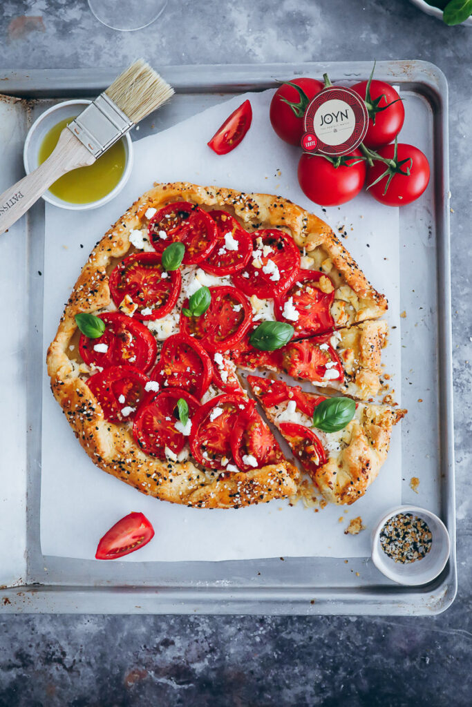 Rezept für Tomaten-Feta-Galette Abendessen Looye Joyn Tomaten Foodstyling food photography feedfeed bakefeed tart tomatenrezepte grillrezepte