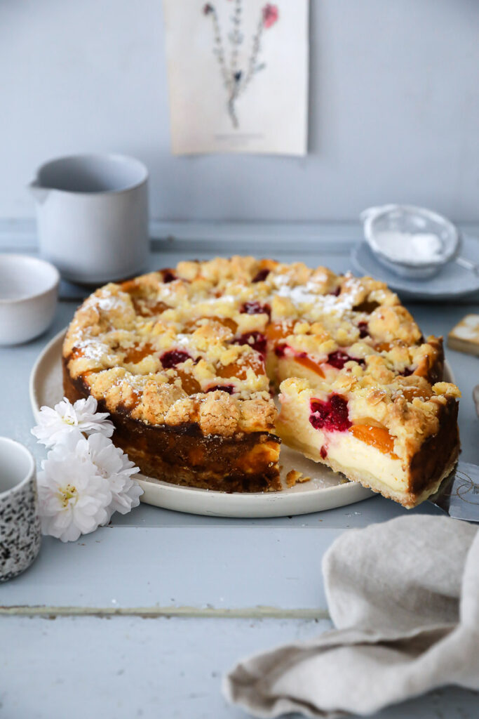 Rezept für Aprikosen-Streuselkuchen mit Quarkfüllung und Himbeeren apricot streusel cheesecake recipe zuckerzimtundliebe sommerkuchen obstkuchen aprikosenkuchen bakefeed feedfeed foodstyling food photography 