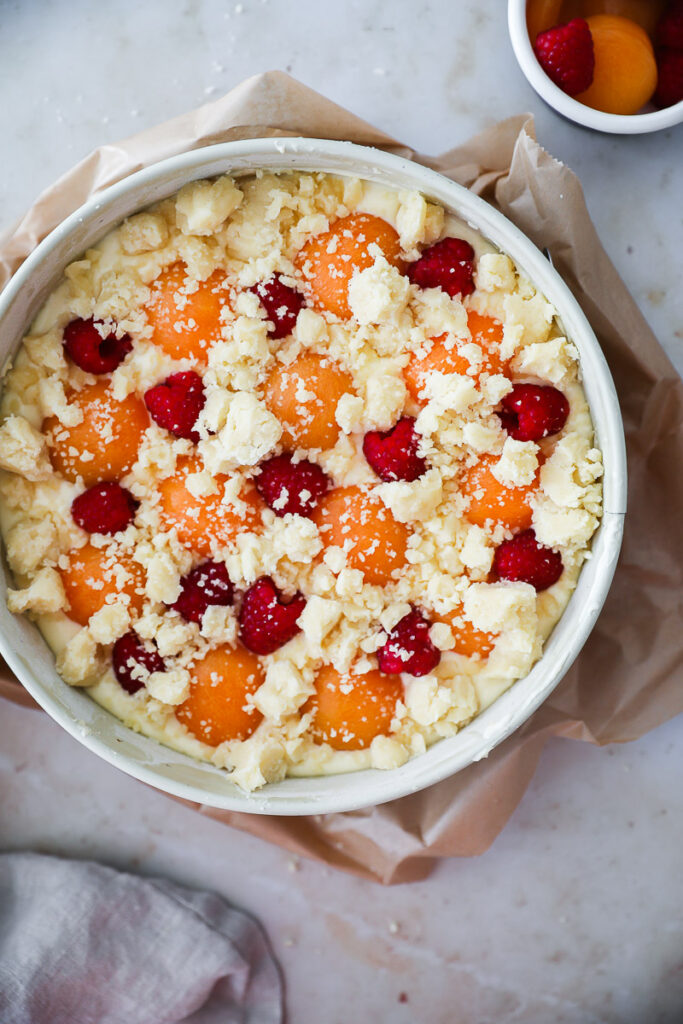 Rezept für Aprikosen-Streuselkuchen mit Quark Himbeeren