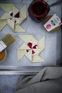 Rezept für Quark Blätterteig Windräder mit Fruchtaufstrich puff pastry pinwheels quarkfüllung zentis naturrein einfaches gebäck blätterteigrezept foodstyling zuckerzimtundliebe foodblog backblog bakefeed feedfeed