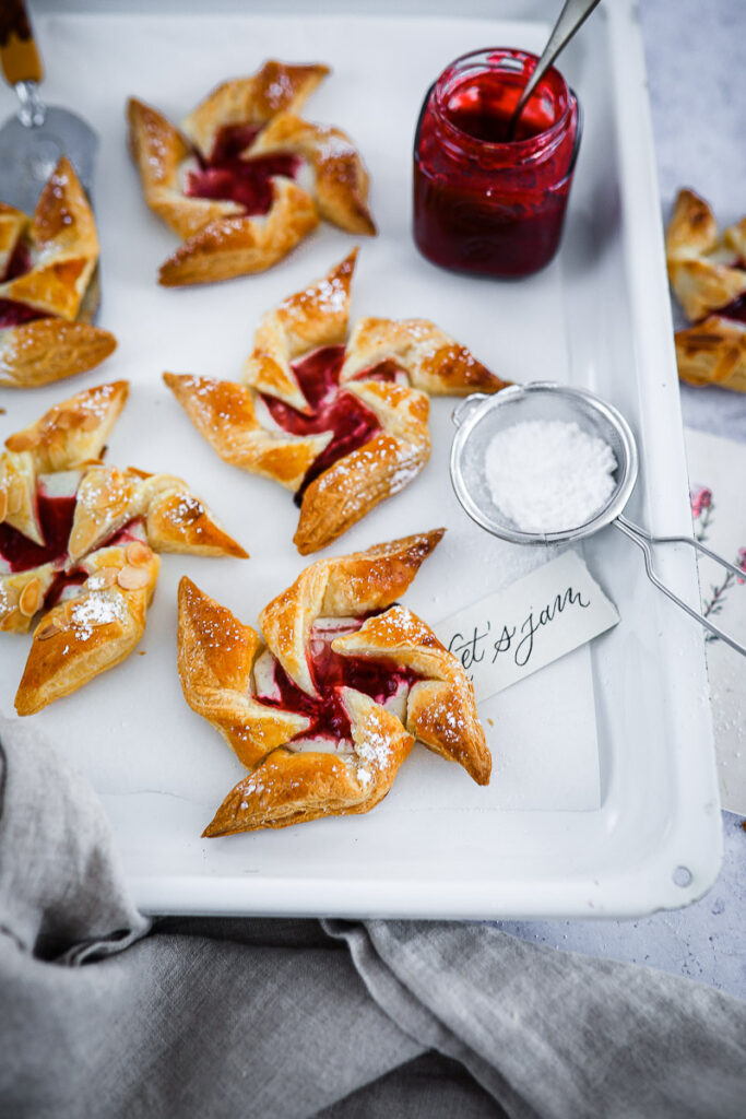 Rezept für Quark Blätterteig Windräder mit Fruchtaufstrich puff pastry pinwheels quarkfüllung zentis naturrein einfaches gebäck blätterteigrezept foodstyling zuckerzimtundliebe foodblog backblog bakefeed feedfeed