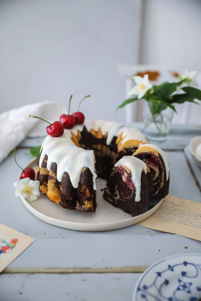 Kirsch Marmorkuchen Gugelhupf cherry marbled bundt cake nordic ware pan napfkuchen einfacher rührteig kuchen kinder geburtstag kuchenrezept kirschkuchen zuckerzimtundliebe foodblog backblog foodstyling bakefeed feedfeed