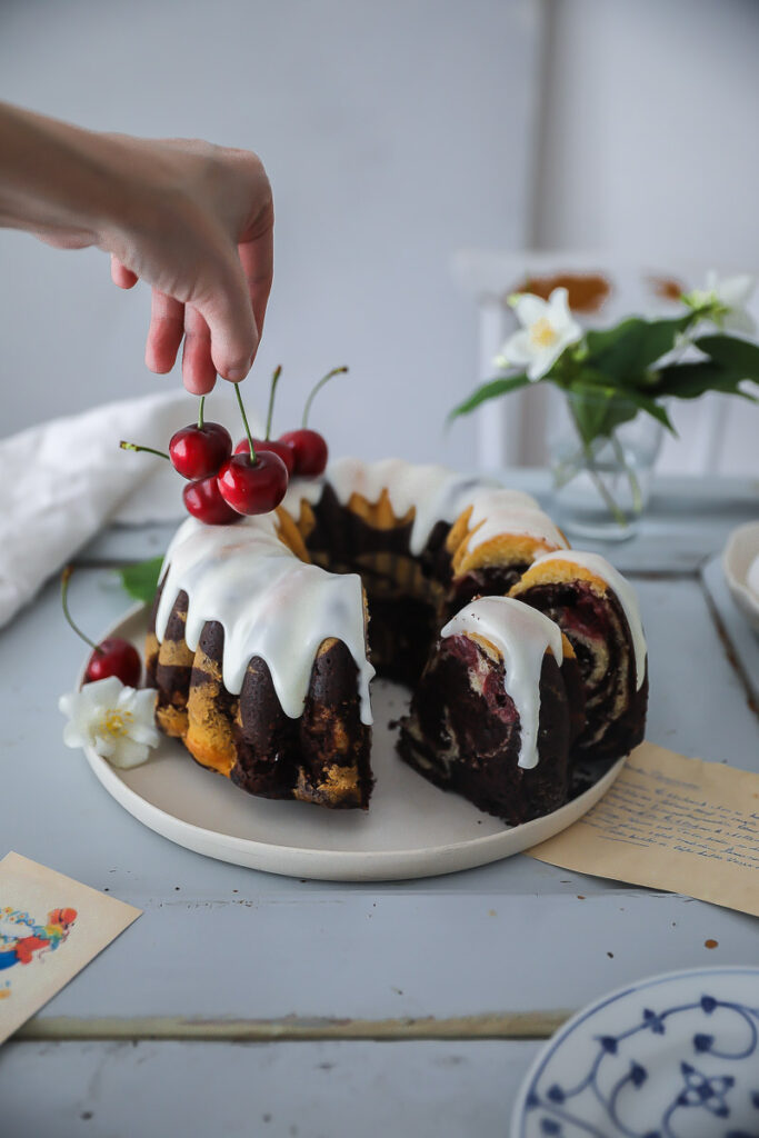 Kirsch Marmorkuchen Gugelhupf Rezept cherry marbled bundt cake nordic ware pan napfkuchen einfacher rührteig kuchen kinder geburtstag kuchenrezept kirschkuchen zuckerzimtundliebe foodblog backblog foodstyling bakefeed feedfeed