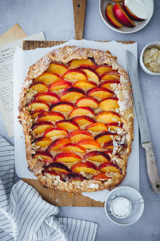 einfache Nektarinen Galette Frangipane Tarte stonefruit cake steinobst sommerkuchen tarte mürbeteig ohne form obstkuchen zuckerzimtundliebe foodstyling food photography bakefeed feedfeed