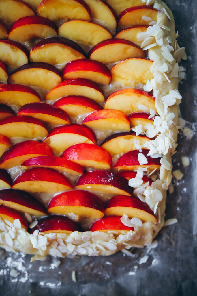 Nektarinen Galette Frangipane Tarte stonefruit cake steinobst sommerkuchen tarte mürbeteig ohne form obstkuchen zuckerzimtundliebe foodstyling food photography bakefeed feedfeed