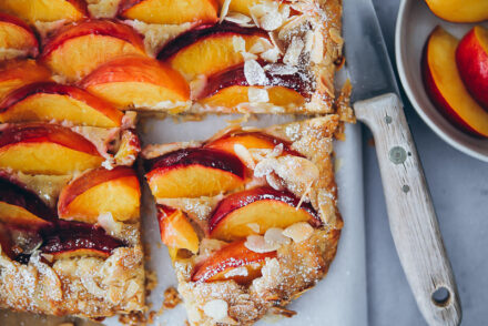 einfache Nektarinen Galette Frangipane Tarte stonefruit cake steinobst sommerkuchen tarte mürbeteig ohne form obstkuchen zuckerzimtundliebe foodstyling food photography bakefeed feedfeed