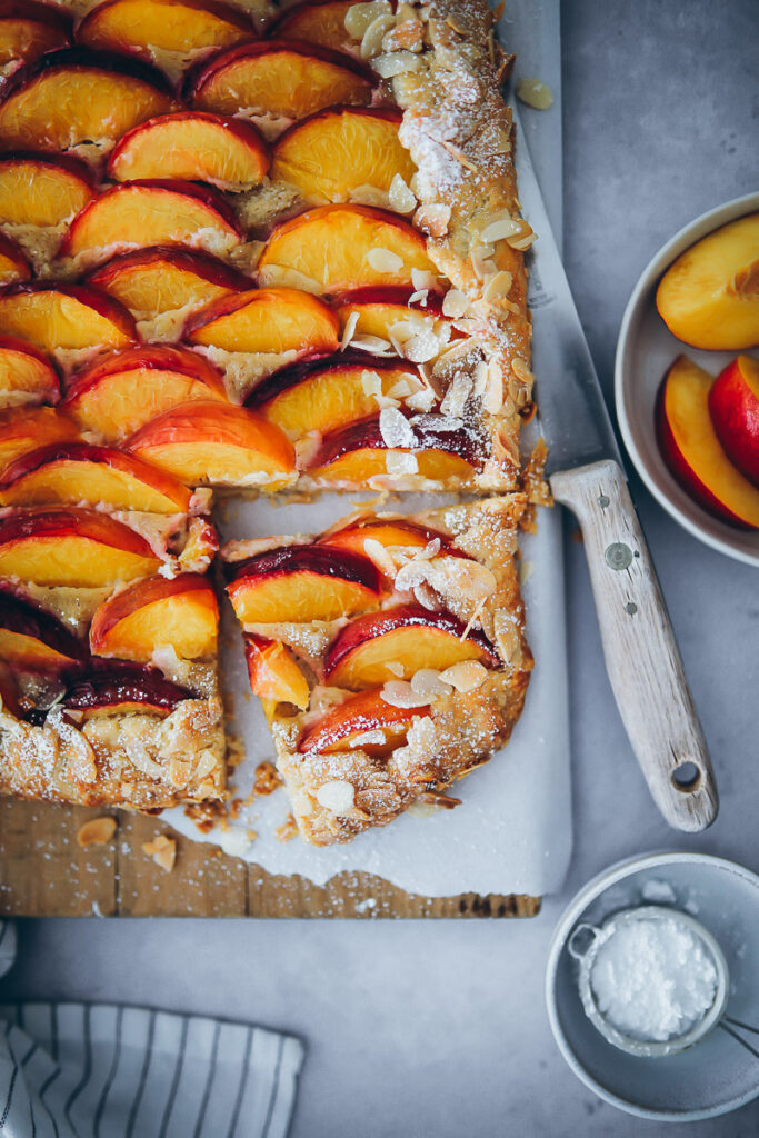 einfache Nektarinen Galette Frangipane Tarte stonefruit cake steinobst sommerkuchen tarte mürbeteig ohne form obstkuchen zuckerzimtundliebe foodstyling food photography bakefeed feedfeed