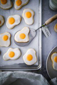 Osterkekse Ausstechplätzchen Rezept für Oster-Spiegelei-Cookies Sunny side up cookies zitronen cookies ostergebäck backen für ostern easter baking zuckerzimtundliebe foodblog backblog foodstyling easter egg cookie bakefeed feedfeed