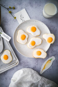 Osterkekse Ausstechplätzchen Rezept für Oster-Spiegelei-Cookies Sunny side up cookies zitronen cookies ostergebäck backen für ostern easter baking zuckerzimtundliebe foodblog backblog foodstyling easter egg cookie bakefeed feedfeed