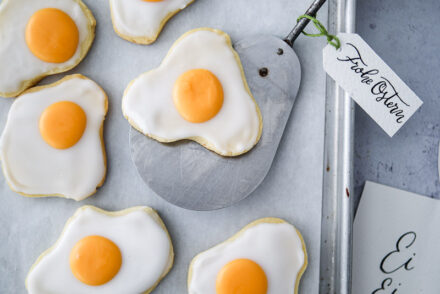 Osterkekse Ausstechplätzchen Rezept für Oster-Spiegelei-Cookies Sunny side up cookies zitronen cookies ostergebäck backen für ostern easter baking zuckerzimtundliebe foodblog backblog foodstyling easter egg cookie bakefeed feedfeed