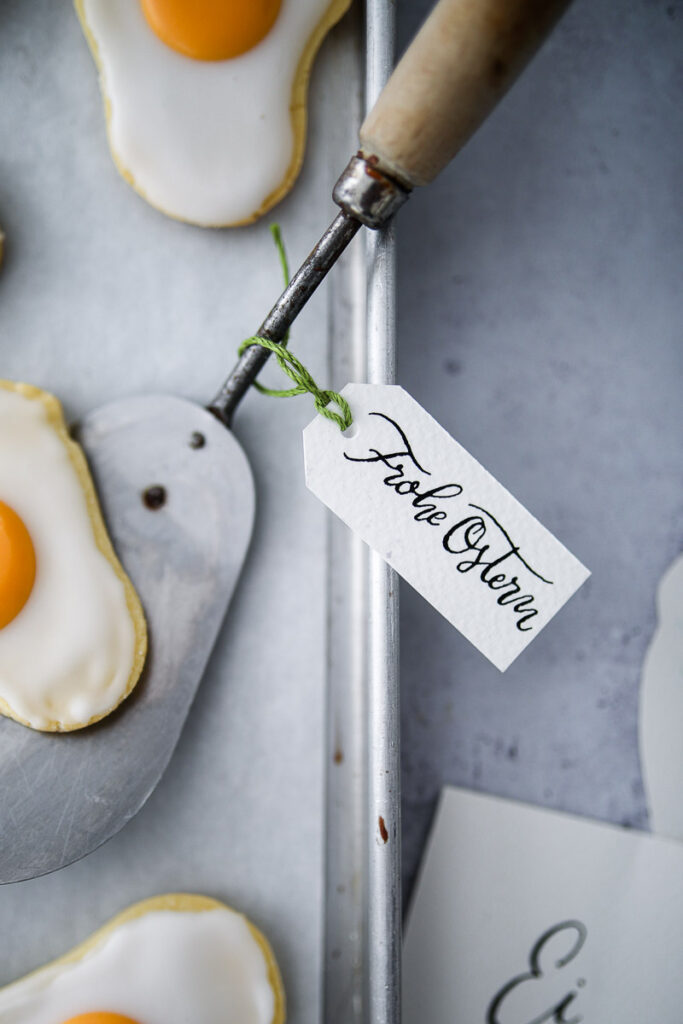 Osterkekse Ausstechplätzchen Rezept für Oster-Spiegelei-Cookies Sunny side up cookies zitronen cookies ostergebäck backen für ostern easter baking zuckerzimtundliebe foodblog backblog foodstyling easter egg cookie bakefeed feedfeed