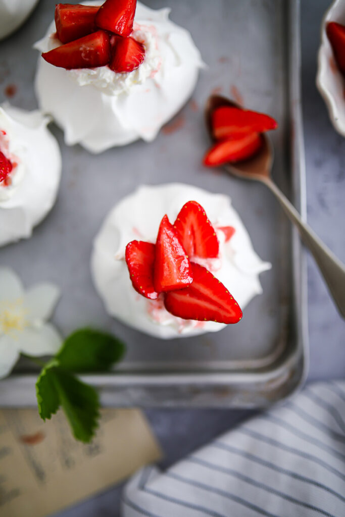 Rezept für Mini Pavlovas mit Vanille Erdbeeren strawberry mini pavlovas recipe erdbeer rezepte nachtisch dessert foodstyling food photography zuckerzimtundliebe bakefeed donna hay