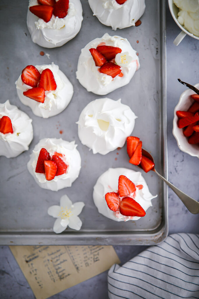 Rezept für Mini Pavlovas mit Vanille Erdbeeren strawberry mini pavlovas recipe erdbeer rezepte nachtisch dessert foodstyling food photography zuckerzimtundliebe bakefeed donna hay