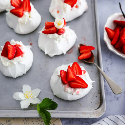 Rezept für Mini Pavlovas mit Vanille Erdbeeren strawberry mini pavlovas recipe erdbeer rezepte nachtisch dessert foodstyling food photography zuckerzimtundliebe bakefeed donna hay