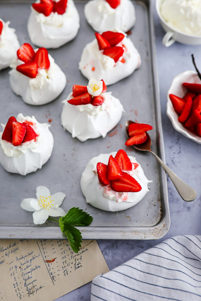 Rezept für Mini Pavlovas mit Vanille Erdbeeren strawberry mini pavlovas recipe erdbeer rezepte nachtisch dessert foodstyling food photography zuckerzimtundliebe bakefeed donna hay