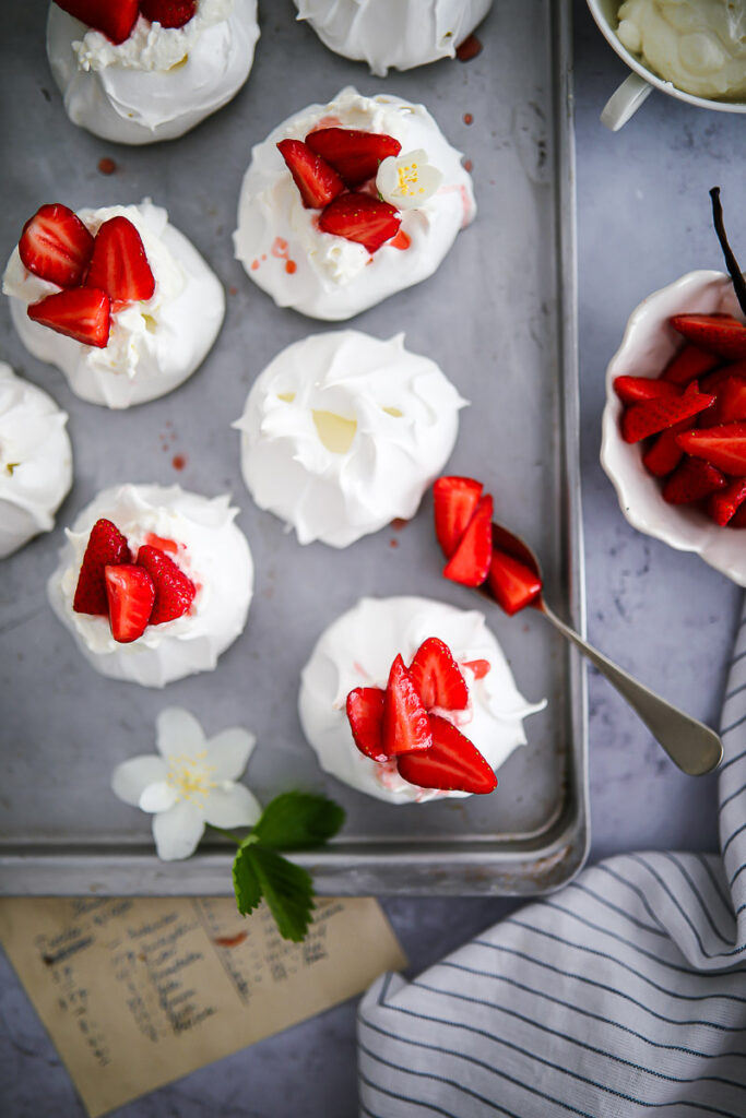 Rezept für Mini Pavlovas mit Vanille Erdbeeren strawberry mini pavlovas recipe erdbeer rezepte nachtisch dessert foodstyling food photography zuckerzimtundliebe bakefeed donna hay