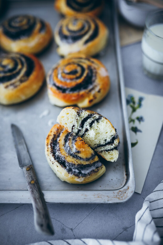 liebstes Mohnschnecken Rezept Hefeschnecken Mohnfüllung Mohnback selber machen hefeteig poppy seed buns soft buns zimtschnecken zuckerzimtundliebe backblog foodblog foodstyling bakefeed