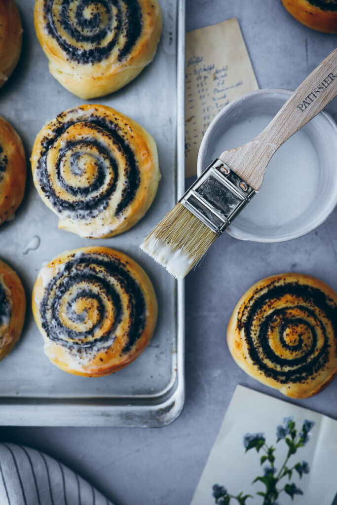 liebstes Mohnschnecken Rezept Hefeschnecken Mohnfüllung Mohnback selber machen hefeteig poppy seed buns soft buns zimtschnecken zuckerzimtundliebe backblog foodblog foodstyling bakefeed