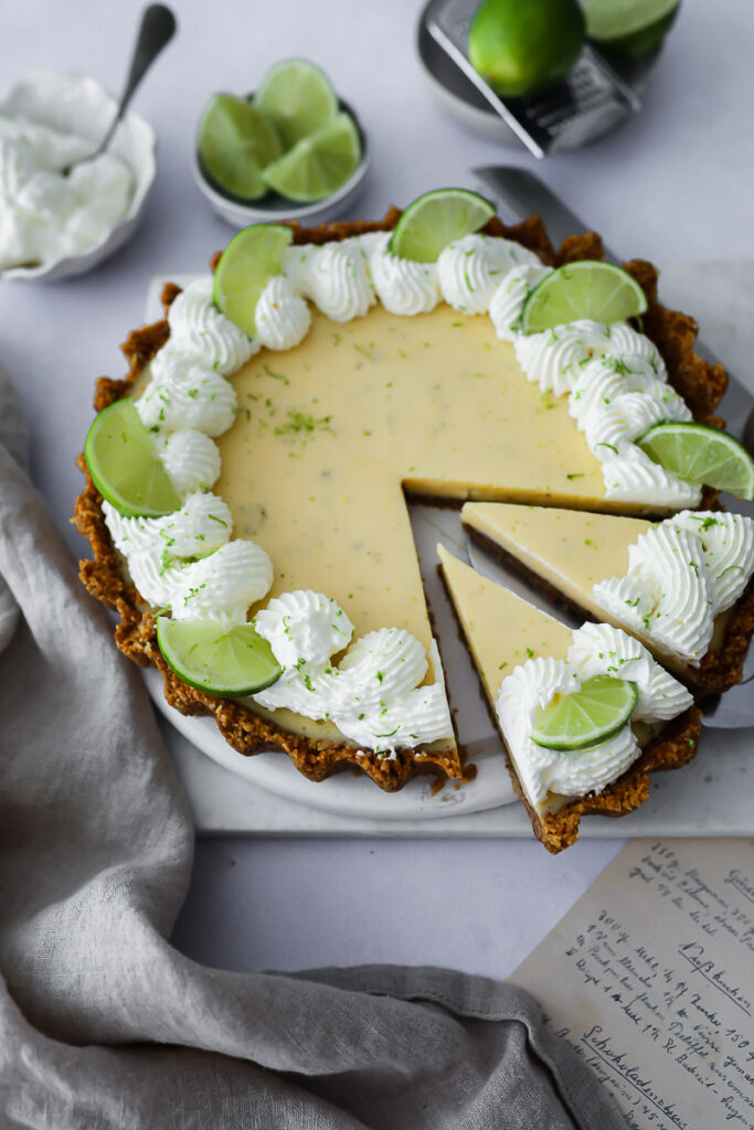 Key Lime Pie Rezept recipe Limetten Tarte Keksboden Foodstyling food photo limetten kuchen sommerkuchen sommergebäck foodblog feedfeed bakefeed