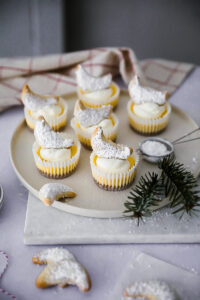 Vanillekipferl Cheesecake Muffins Rezept Weihnachts Käsekuchen Weihnachtsdessert Weihnachtsbäckerei zuckerzimtundliebe crescent cookies german christmas baking bakefeed bake from scratch feedfeed