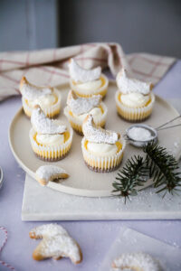 Vanillekipferl Cheesecake Muffins Rezept Weihnachts Käsekuchen Weihnachtsdessert Weihnachtsbäckerei zuckerzimtundliebe crescent cookies german christmas baking bakefeed bake from scratch feedfeed