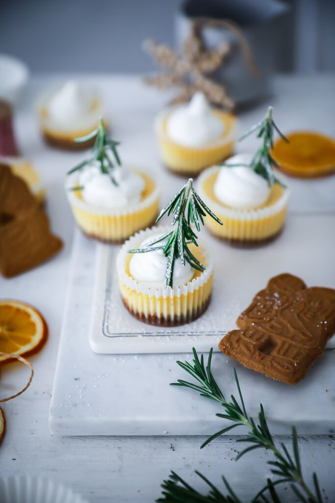 Rezept für Spekulatius Cheesecake Muffins christmas cheesecake käsekuchen mit spekulatiusboden speculoos biscoff cookies cake weihnachtskuchen weihnachtsmuffins foodstyling zuckerzimtundliebe food photography canon sigma art feedfeed bakefeed food52