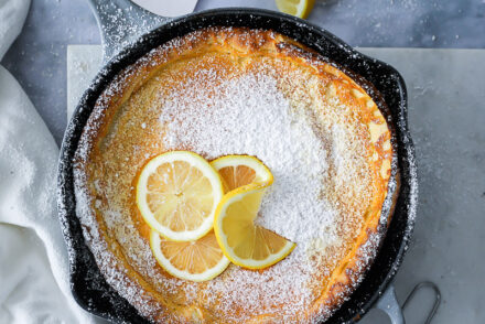 Lemon Dutch Baby Rezept - ein Zitronen Ofenpfannkuchen puffed pancake german pancake frühstück zuckerzimtundliebe foodstyling feedfeed bakefeed foodtographyschool brunch ideen backblog foodblog food stylist